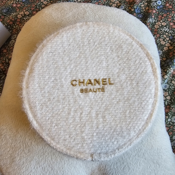 Chanel Beauté White and Gold. - Picture 2 of 5